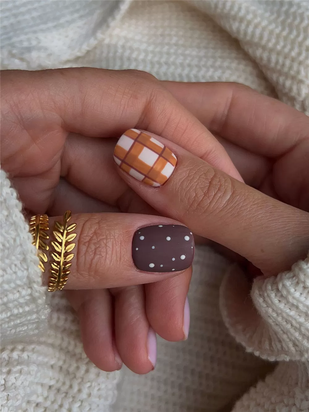 Matte Grid Nail Design for Autumn